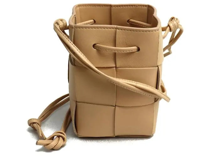 Borsa a Spalla Cassette Bucket di Bottega Veneta Beige