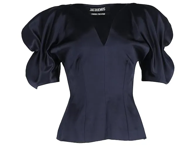 Blusa in satin blu navy con maniche a sbuffo e scollo a V di Jacquemus