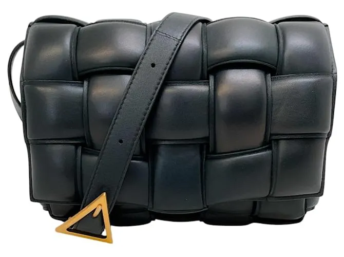 Borsa a spalla media in pelle imbottita Intrecciato nera di Bottega Veneta Nero