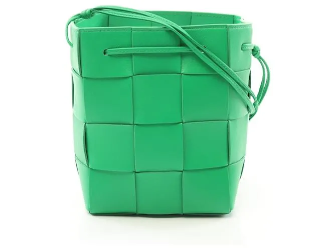 Borsa a spalla in pelle piccola modello Cassette Bucket di Bottega Veneta 680218VCQC43722 Verde