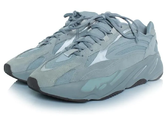 Yeezy, Boost 700 V2 blu ospedaliero