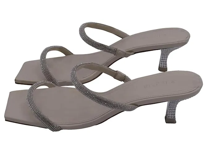 Sandali con tacco kitten Nami decorati in pelle argentata di Cult Gaia