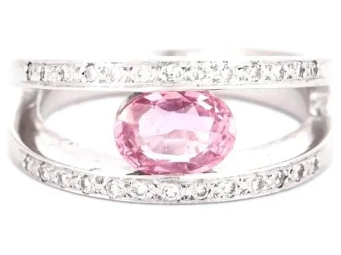 Autre Marque Magnifico anello in oro bianco 750e 18kt, traforato, centrato con uno zaffiro rosa ovale.