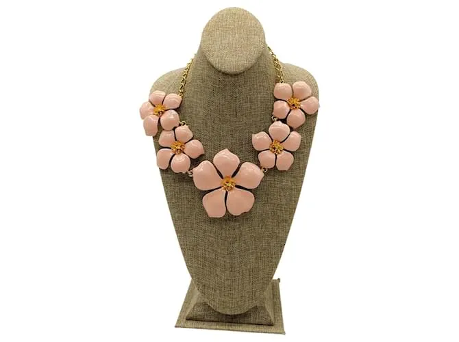 Collana in smalto a fiore con hardware dorato e pesca di Carolina Herrera Rosa