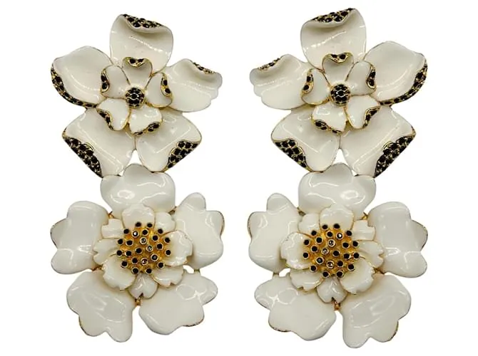 Orecchini a clip in smalto con decorazioni in strass di Carolina Herrera, bianco / nero / hardware dorato a forma di fiore.