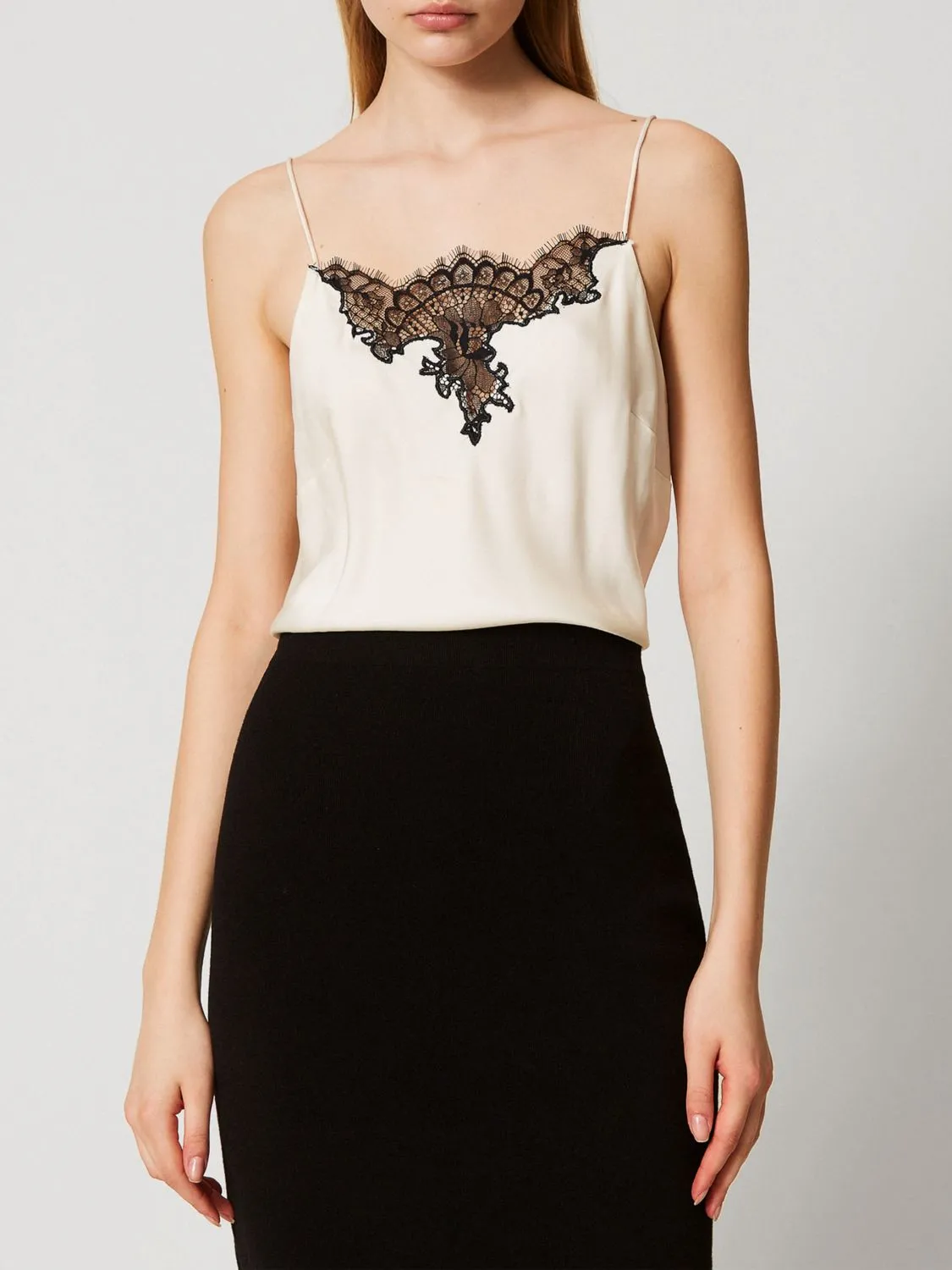 Top Twinset in raso con inserti in pizzo